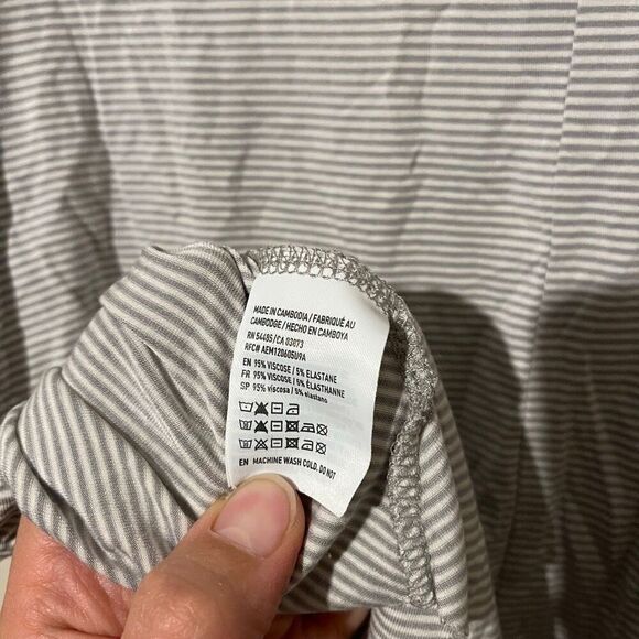 American Eagle Womens Size XS Soft & Sexy Striped Shirt Gray White Asymmetric NW - Picture 5 of 5